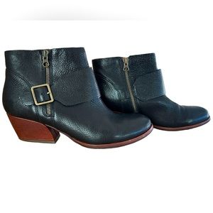 Kork-Ease women’s ankle black boots with zippers. Size 11. Excellent condition.